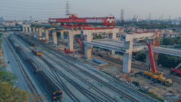 Moderna infrastruttura ferroviaria con tecnologie RTLS e BLE per il monitoraggio in tempo reale, sensori lungo i binari e ambiente sostenibile.