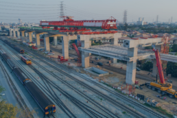 Moderna infrastruttura ferroviaria con tecnologie RTLS e BLE per il monitoraggio in tempo reale, sensori lungo i binari e ambiente sostenibile.